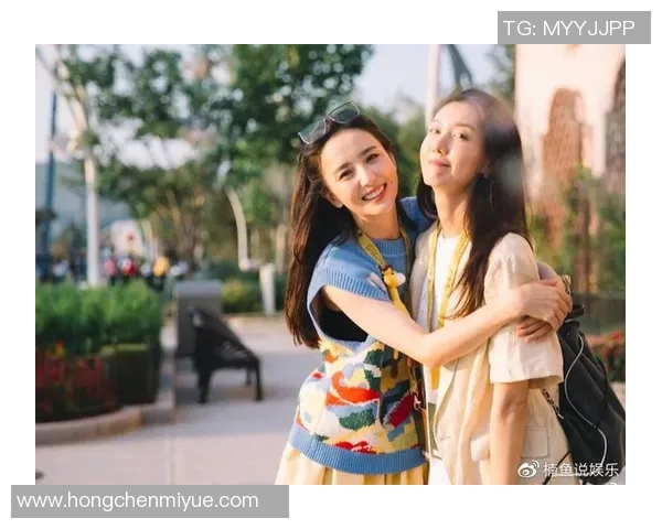 美女足球明星同框合影展现运动魅力与青春风采的精彩瞬间 美女足球明星同框合影展现运动魅力与青春风采的精彩瞬间