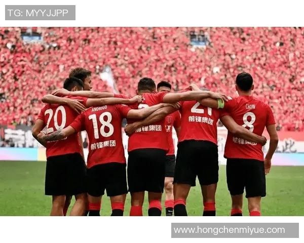 球迷感动跪地拥抱足球明星展现无尽热爱与崇拜之情 球迷感动跪地拥抱足球明星展现无尽热爱与崇拜之情